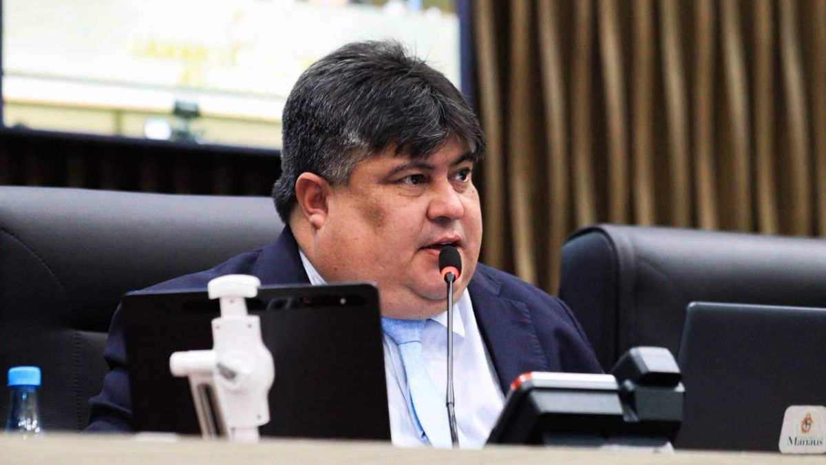 Presidente David Reis conduz votação que encaminha proposta de orçamento municipal de R$ 12,47 bilhões para 2027 às comissões da CMM